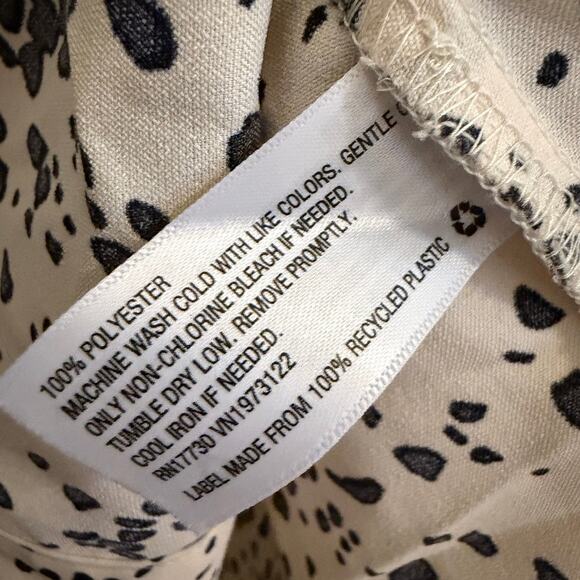 A New Day Women’s M Black White Abstract Dot Button Down Blouse Workwear Animal - Picture 7 of 10